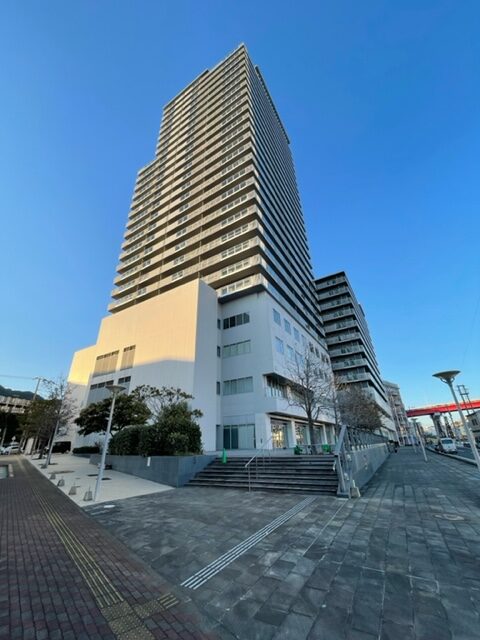 旭町のタワーマンション16階の角部屋です♪長崎の町が見渡せる眺望が魅力的(^^)夜景もきれいです☆1階にはスーパーがあり、長崎駅も徒歩圏内の生活便利地です☺