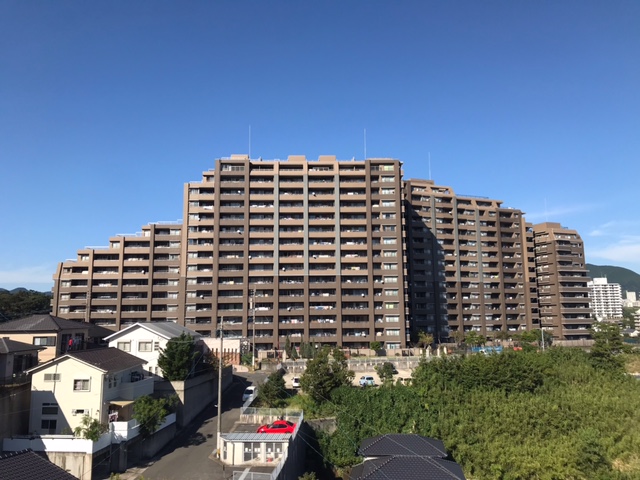 長崎市田中町売マンション♪14階の南東向きのお部屋のため、眺望・陽当たり良好です!駐車場も近隣2台目確保済♪(軽自動車月/5,000円)空き家となっておりますので内覧可能です!お気軽にお問い合わせください。