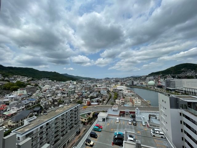 旭町のタワーマンション16階の角部屋です♪長崎の町が見渡せる眺望が魅力的(^^)夜景もきれいです☆1階にはスーパーがあり、長崎駅も徒歩圏内の生活便利地です☺