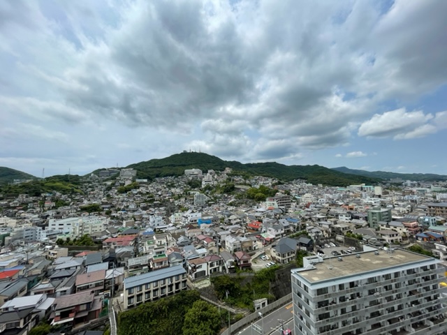 旭町のタワーマンション16階の角部屋です♪長崎の町が見渡せる眺望が魅力的(^^)夜景もきれいです☆1階にはスーパーがあり、長崎駅も徒歩圏内の生活便利地です☺