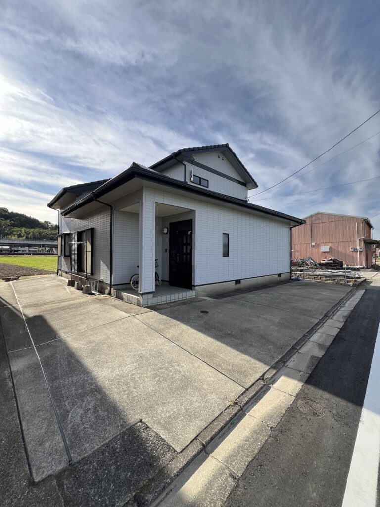 諫早市近隣に位置する森山町中古住宅★長閑な場所に佇む4LDK★2018年に浴室、洗面化粧台、エコキュート設置、外壁屋根塗装を行っています☆近隣には島原鉄道の駅や島原道路等交通アクセスも良好です★価格のご相談もお問合せください☆