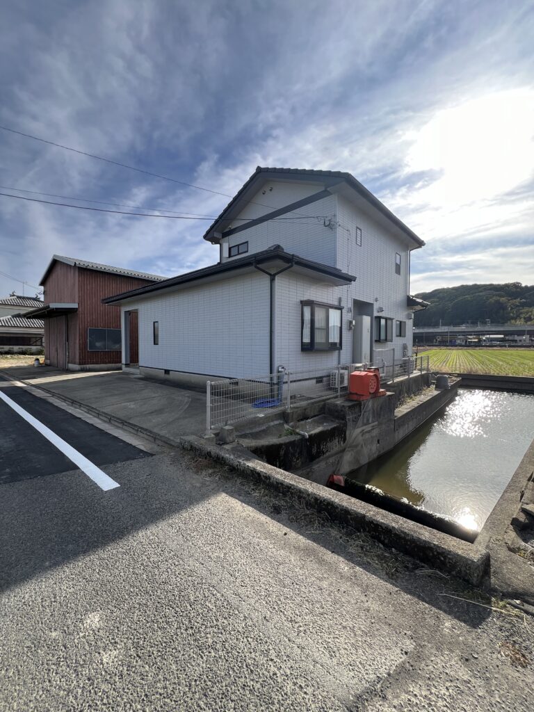諫早市近隣に位置する森山町中古住宅★長閑な場所に佇む4LDK★2018年に浴室、洗面化粧台、エコキュート設置、外壁屋根塗装を行っています☆近隣には島原鉄道の駅や島原道路等交通アクセスも良好です★価格のご相談もお問合せください☆