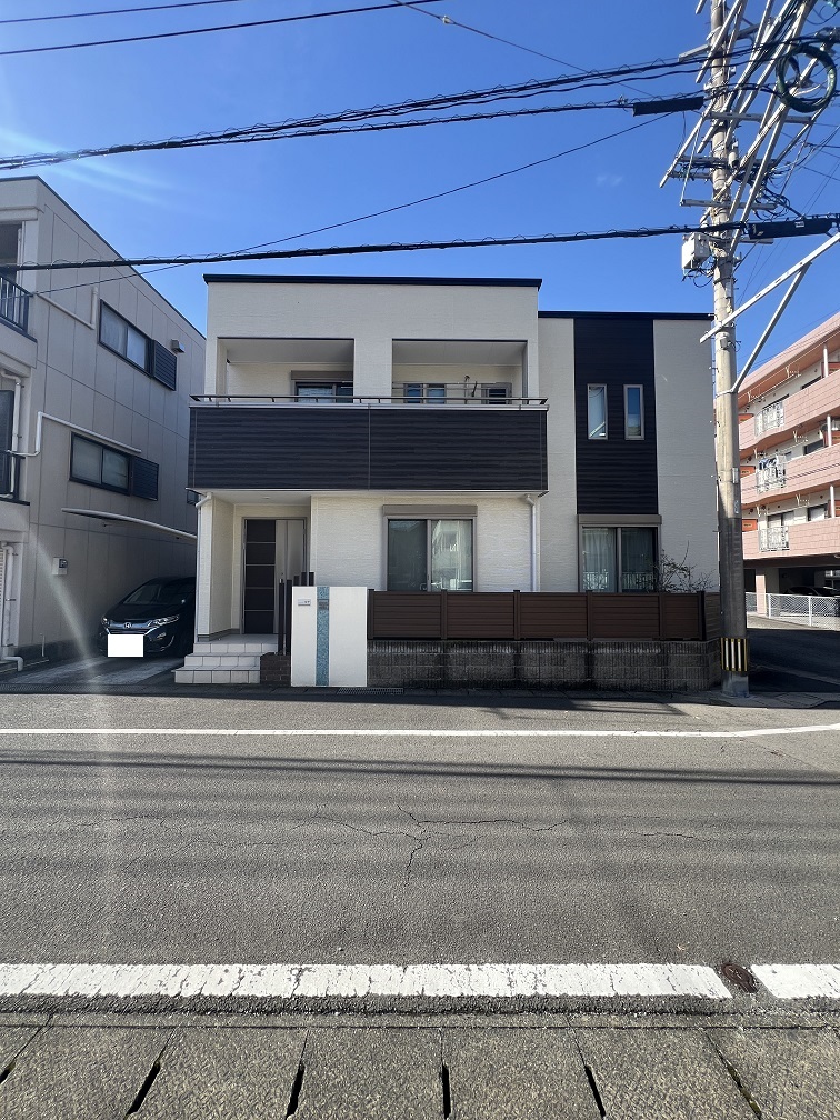 長崎市矢上町中古売家★東長崎の人気エリア矢上町の中古住宅をお預かりしました!築14年、4LDK、オール電化住宅★太陽光発電付き☆矢上町の国道から1本入った平坦地☆普通車×軽自動車なら2台駐車可能(※車の長さによります)売主様居住中のため、内見は事前に予約が必要です。
