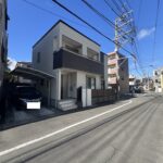 長崎市矢上町中古売家★東長崎の人気エリア矢上町の中古住宅をお預かりしました!築14年、4LDK、オール電化住宅★太陽光発電付き☆矢上町の国道から1本入った平坦地☆普通車×軽自動車なら2台駐車可能(※車の長さによります)売主様居住中のため、内見は事前に予約が必要です。