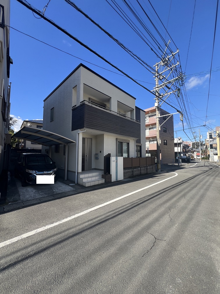 長崎市矢上町中古売家★東長崎の人気エリア矢上町の中古住宅をお預かりしました!築14年、4LDK、オール電化住宅★太陽光発電付き☆矢上町の国道から1本入った平坦地☆普通車×軽自動車なら2台駐車可能(※車の長さによります)売主様居住中のため、内見は事前に予約が必要です。