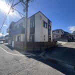 長崎市矢上町中古売家★東長崎の人気エリア矢上町の中古住宅をお預かりしました!築14年、4LDK、オール電化住宅★太陽光発電付き☆矢上町の国道から1本入った平坦地☆普通車×軽自動車なら2台駐車可能(※車の長さによります)売主様居住中のため、内見は事前に予約が必要です。
