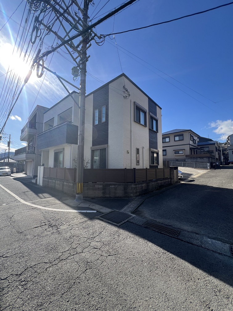 長崎市矢上町中古売家★東長崎の人気エリア矢上町の中古住宅をお預かりしました!築14年、4LDK、オール電化住宅★太陽光発電付き☆矢上町の国道から1本入った平坦地☆普通車×軽自動車なら2台駐車可能(※車の長さによります)売主様居住中のため、内見は事前に予約が必要です。