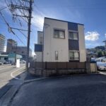 長崎市矢上町中古売家★東長崎の人気エリア矢上町の中古住宅をお預かりしました!築14年、4LDK、オール電化住宅★太陽光発電付き☆矢上町の国道から1本入った平坦地☆普通車×軽自動車なら2台駐車可能(※車の長さによります)売主様居住中のため、内見は事前に予約が必要です。