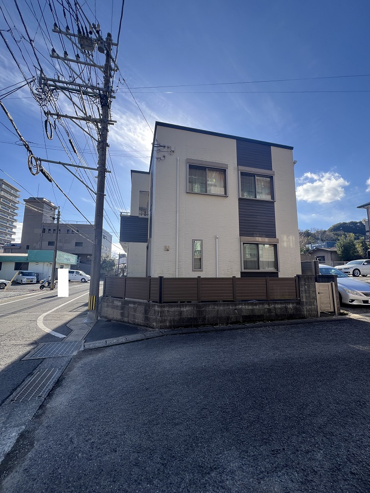長崎市矢上町中古売家★東長崎の人気エリア矢上町の中古住宅をお預かりしました!築14年、4LDK、オール電化住宅★太陽光発電付き☆矢上町の国道から1本入った平坦地☆普通車×軽自動車なら2台駐車可能(※車の長さによります)売主様居住中のため、内見は事前に予約が必要です。