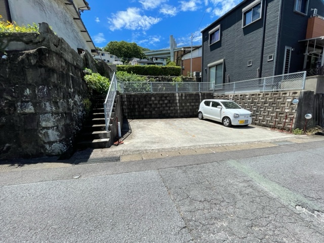 長崎市芒塚町中古戸建☆外壁・内装フルリフォーム物件!!25帖LDKのゆとりある間取♪飛地になりますが並列3台分の駐車場があります♪いつでも内覧可能ですのでお気軽にお問い合わせください。