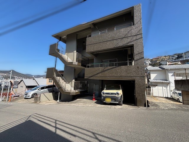 長崎市西小島2丁目売中古マンション★3階建ての最上階角部屋!駐車場軽自動車1台付(無料高さ制限180cmまで)、広々としたバルコニー、ペット飼育可能、空家となっておりますので内覧可能です。