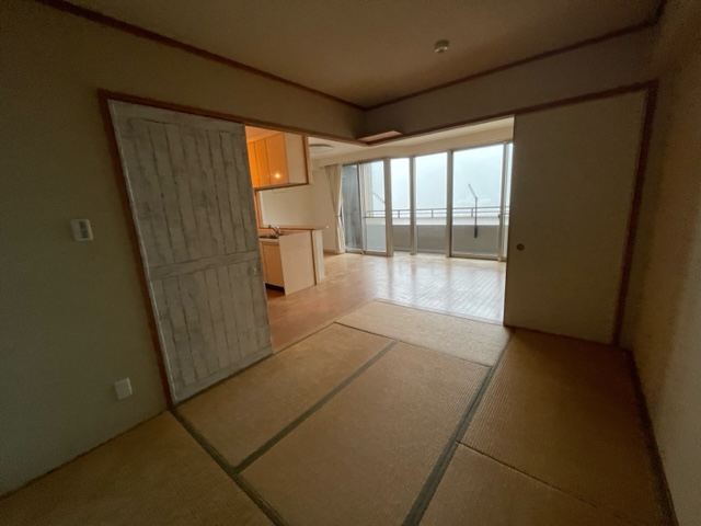 長崎市田中町売マンション♪14階の南東向きのお部屋のため、眺望・陽当たり良好です!駐車場も近隣2台目確保済♪(軽自動車月/5,000円)空き家となっておりますので内覧可能です!お気軽にお問い合わせください。