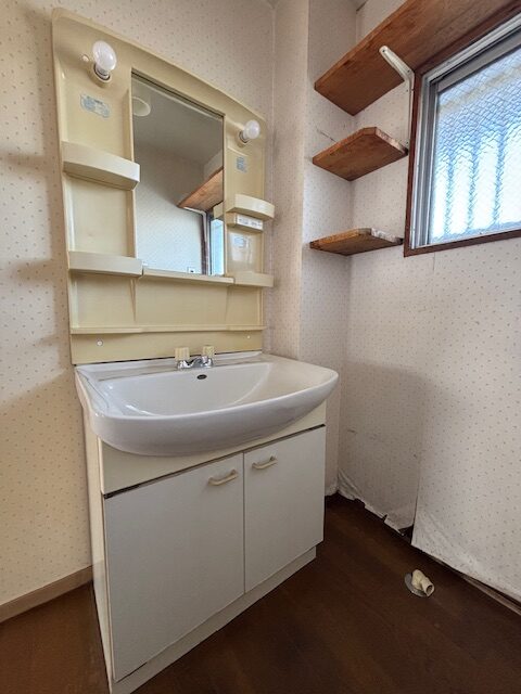 長崎市西小島2丁目売中古マンション★3階建ての最上階角部屋!駐車場軽自動車1台付(無料高さ制限180cmまで)、広々としたバルコニー、ペット飼育可能、空家となっておりますので内覧可能です。
