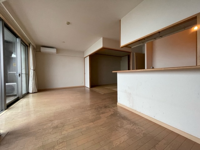 長崎市田中町売マンション♪14階の南東向きのお部屋のため、眺望・陽当たり良好です!駐車場も近隣2台目確保済♪(軽自動車月/5,000円)空き家となっておりますので内覧可能です!お気軽にお問い合わせください。