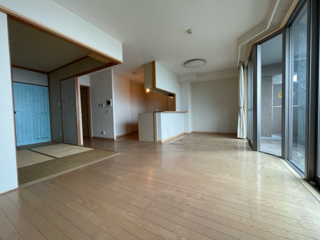 長崎市田中町売マンション♪14階の南東向きのお部屋のため、眺望・陽当たり良好です!駐車場も近隣2台目確保済♪(軽自動車月/5,000円)空き家となっておりますので内覧可能です!お気軽にお問い合わせください。