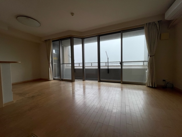長崎市田中町売マンション♪14階の南東向きのお部屋のため、眺望・陽当たり良好です!駐車場も近隣2台目確保済♪(軽自動車月/5,000円)空き家となっておりますので内覧可能です!お気軽にお問い合わせください。