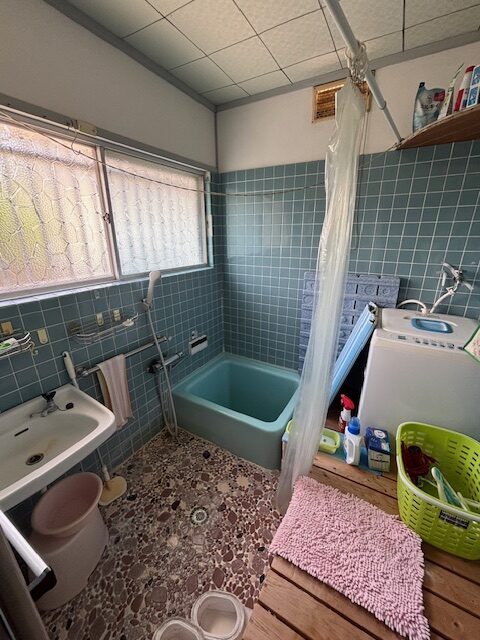 長崎市脇岬の中古戸建☆目の前が脇岬海水浴場になります！敷地は旗竿地となっております。別荘地としてご利用も可能です♪