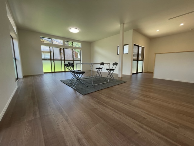 長崎市芒塚町中古戸建☆外壁・内装フルリフォーム物件!!25帖LDKのゆとりある間取♪飛地になりますが並列3台分の駐車場があります♪いつでも内覧可能ですのでお気軽にお問い合わせください。