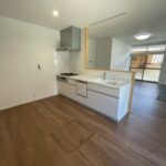長崎市芒塚町中古戸建☆外壁・内装フルリフォーム物件!!25帖LDKのゆとりある間取♪飛地になりますが並列3台分の駐車場があります♪いつでも内覧可能ですのでお気軽にお問い合わせください。