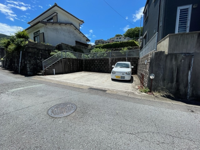 長崎市芒塚町中古戸建☆外壁・内装フルリフォーム物件!!25帖LDKのゆとりある間取♪飛地になりますが並列3台分の駐車場があります♪いつでも内覧可能ですのでお気軽にお問い合わせください。