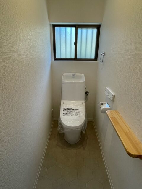 長崎市芒塚町中古戸建☆外壁・内装フルリフォーム物件!!25帖LDKのゆとりある間取♪飛地になりますが並列3台分の駐車場があります♪いつでも内覧可能ですのでお気軽にお問い合わせください。