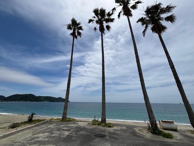 長崎市脇岬の中古戸建☆目の前が脇岬海水浴場になります！敷地は旗竿地となっております。別荘地としてご利用も可能です♪