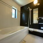 長崎市芒塚町中古戸建☆外壁・内装フルリフォーム物件!!25帖LDKのゆとりある間取♪飛地になりますが並列3台分の駐車場があります♪いつでも内覧可能ですのでお気軽にお問い合わせください。