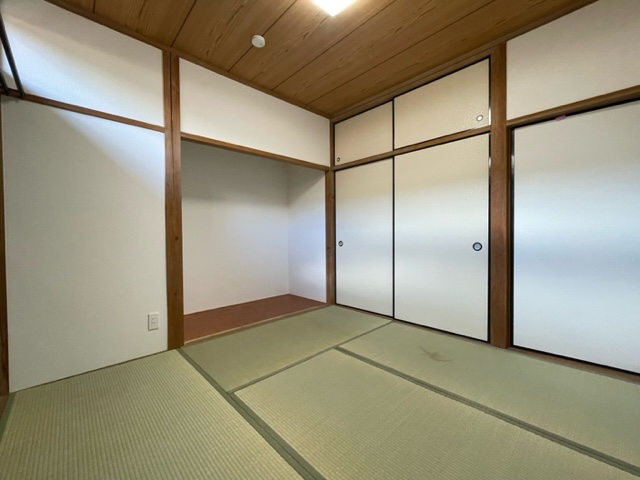 長崎市芒塚町中古戸建☆外壁・内装フルリフォーム物件!!25帖LDKのゆとりある間取♪飛地になりますが並列3台分の駐車場があります♪いつでも内覧可能ですのでお気軽にお問い合わせください。
