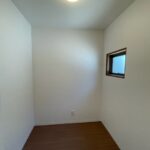 長崎市芒塚町中古戸建☆外壁・内装フルリフォーム物件!!25帖LDKのゆとりある間取♪飛地になりますが並列3台分の駐車場があります♪いつでも内覧可能ですのでお気軽にお問い合わせください。
