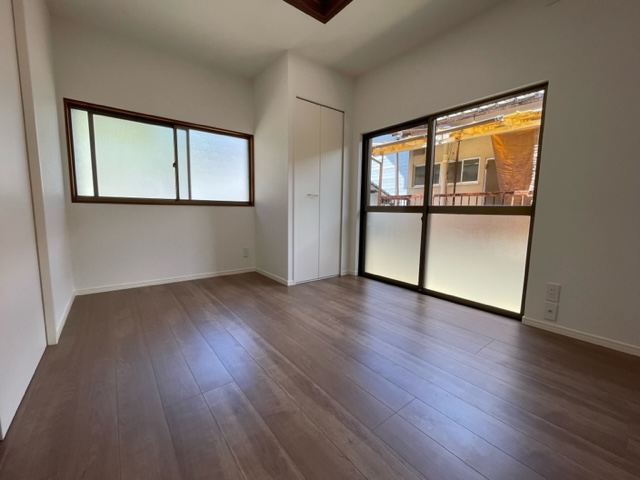 長崎市芒塚町中古戸建☆外壁・内装フルリフォーム物件!!25帖LDKのゆとりある間取♪飛地になりますが並列3台分の駐車場があります♪いつでも内覧可能ですのでお気軽にお問い合わせください。