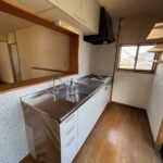 長崎市西小島2丁目売中古マンション★3階建ての最上階角部屋!駐車場軽自動車1台付(無料高さ制限180cmまで)、広々としたバルコニー、ペット飼育可能、空家となっておりますので内覧可能です。