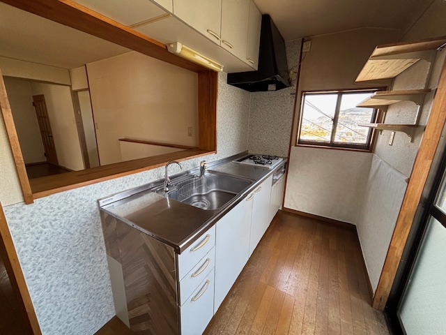 長崎市西小島2丁目売中古マンション★3階建ての最上階角部屋!駐車場軽自動車1台付(無料高さ制限180cmまで)、広々としたバルコニー、ペット飼育可能、空家となっておりますので内覧可能です。