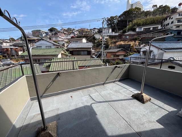 長崎市西小島2丁目売中古マンション★3階建ての最上階角部屋!駐車場軽自動車1台付(無料高さ制限180cmまで)、広々としたバルコニー、ペット飼育可能、空家となっておりますので内覧可能です。