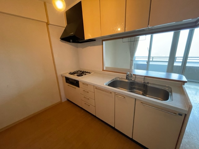 長崎市田中町売マンション♪14階の南東向きのお部屋のため、眺望・陽当たり良好です!駐車場も近隣2台目確保済♪(軽自動車月/5,000円)空き家となっておりますので内覧可能です!お気軽にお問い合わせください。
